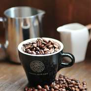 厳選した生豆をコーヒーマイスターの資格を持ったスタッフが焙煎。鮮度の高いうちに召し上がれるようにフレッシュ感を大切にして提供されます。