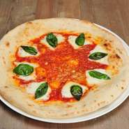 モッツァレラチーズとバジルをトッピングしたシンプルなイタリアを代表するピッツァ。