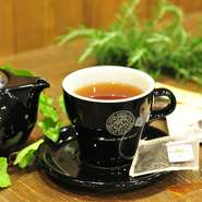 イギリス紅茶を代表するお茶です。中国南東部、江西省で栽培される茶葉にベルガモットオイルを加えたとても東洋的なお茶です。ほどよい渋みとコクがあります。