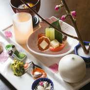 旬のおいしさを味わってほしいという店主は、器にもこだわりが見られます。料理を引き立てる器と季節を感じる盛り付けで、目でも味わえる料理が並びます。