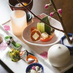 器やインテリアにも季節を感じられる、彩り豊かな料理