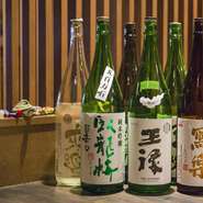 常にいいものを引き寄せるアンテナを張っているという店主が厳選した日本酒がラインナップ。どれも料理によく合う、深い味わいで、あれこれ飲み比べてみたくなります。
