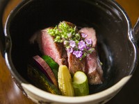 上質な兵庫県産の和牛「但馬牛」のハネシタ（もみじ）と旬の野菜を炊いて、お店特製の胡麻酢で和えた逸品。和牛の旨みと野菜が絶妙なバランスです。