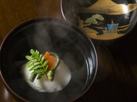季節感たっぷりのお椀。ふわっと柔らかい真蒸と、シャキシャキのわらびの食感も楽しい。出汁のなかにはまぐりの深い味わいが溶け込んで絶妙な優しいおいしさです