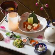 毎月変わるコースの前菜。いつでも新しいおいしさに出会えます。旬の食材が満載で、彩りの良い美しい盛り付けをまずは目で味わって、季節を感じられる魅力たっぷりの一皿です。