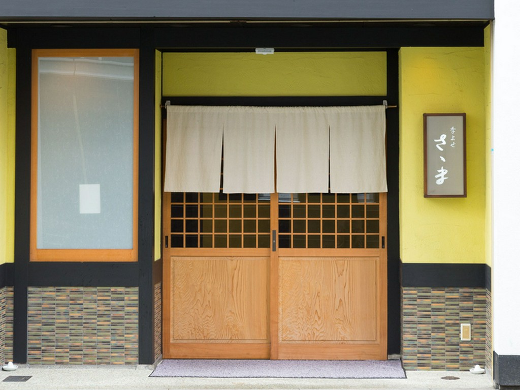 粋を感じさせる色使いに魅了される、和モダンな外観