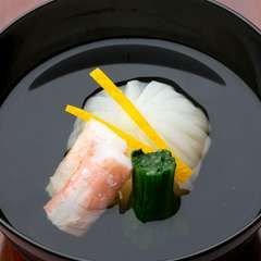 季節の食材を使った、繊細な椀物『カニ真丈のお吸い物』