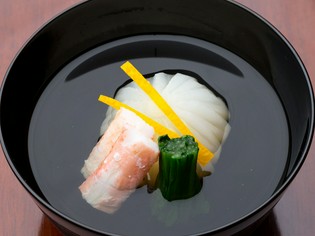 旬の食材を使った、季節感あふれる一品『カニ真丈のお吸い物』