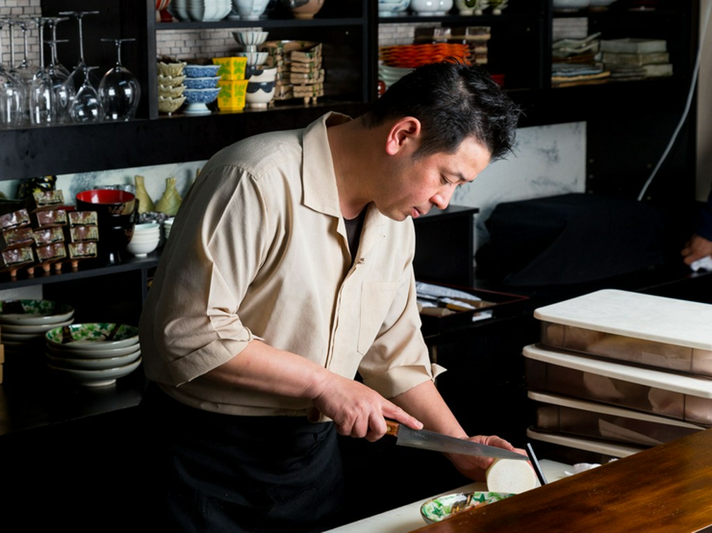 ゆったりとお楽しみいただけるよう、料理に合わせて地酒をご提案