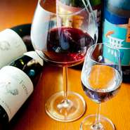 料理によく合うワインは、信頼のおける業者より仕入れているそう。ワインセラーにはさまざまな銘柄が揃います。また、めずらしい地酒も種類豊富。グラスでいただくことで、香りや風味が際立ちます。