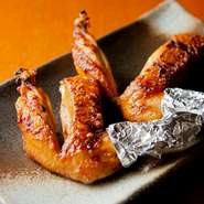 シンプルながらも鶏の旨みが引き立つ逸品。醤油ベースのタレを絡ませてから塩・胡椒で焼き上げる調理法と焼の技で、旨みが凝縮したとびきりの一本を味わえます。