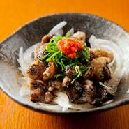 ふっくらとした鶏は但馬鶏のお尻の皮。紀州備長炭でじっくりと焼き上げ香ばしさをプラス。さっぱりと愛媛のポン酢で召し上がれ。
