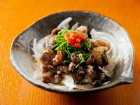 柚子胡椒がよいアクセントに。ジューシーな『鶏皮ポン』