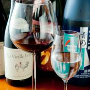 店内にはワインセラーが完備。めずらしい銘柄のワインから地酒まで種類豊富に揃います。時にはグラスで日本酒の香りも楽しんでみては。