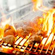 紀州備長炭と熟練した焼の技で、ジューシーで旨みが凝縮した鶏のおいしさを実現。余分な脂が落ち、外はパリッと中はふっくら。但馬鶏の旨みを存分に堪能できます。