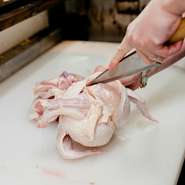 自然豊かな但馬で大切に育てられた但馬鶏は、きめが細かく弾力のある肉質、コクのある旨みが魅力のブランド鶏。新鮮な鶏を丸ごと仕入れさまざまな料理で提供しています。但馬鶏のおいしさを存分にお楽しみください。