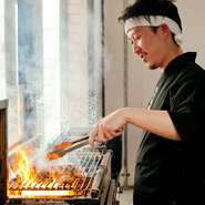お客様の嗜好や雰囲気に合わせておすすめしたり、食事のペースに沿って料理を提供するなど、細やかな心配りは欠かせません。素材本来のおいしさを味わっていただけるよう、おいしい召し上がり方を紹介することも。