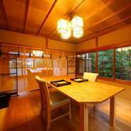 古い日本家屋を店主が解体、設計、施工し、見事に生まれ変わった風情ある邸宅。同様に自ら探し選び抜いた美しい骨董品の皿や器。周囲の自然と融和した趣に、心も身体も癒されます。
