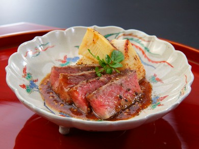 口どけのよい希少な尾崎牛をローストした『肉料理』