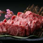 肉質にこだわって山形牛のA4ランクを使用。肉厚にカットされたハラミは脂がしっかりのったモチッとした歯ごたえです。こんがり焼いて旨味を閉じ込めたお肉は、一口噛むとジューシーな肉汁がジュワっと溢れます。