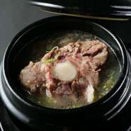 骨からも出汁が出てコクのあるスープは2日間かけて煮込んであるというこだわりの一品。牛肉の旨みが溶け込んだスープは最後までしっかり飲み干せるあっさりした味わいで、焼肉との相性も抜群です。
