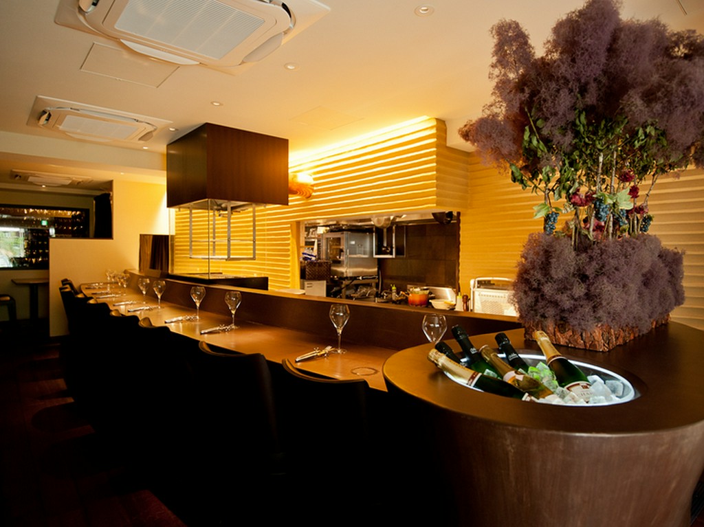 あたたかな明かりが包みこむ、大人の隠れ家的な空間