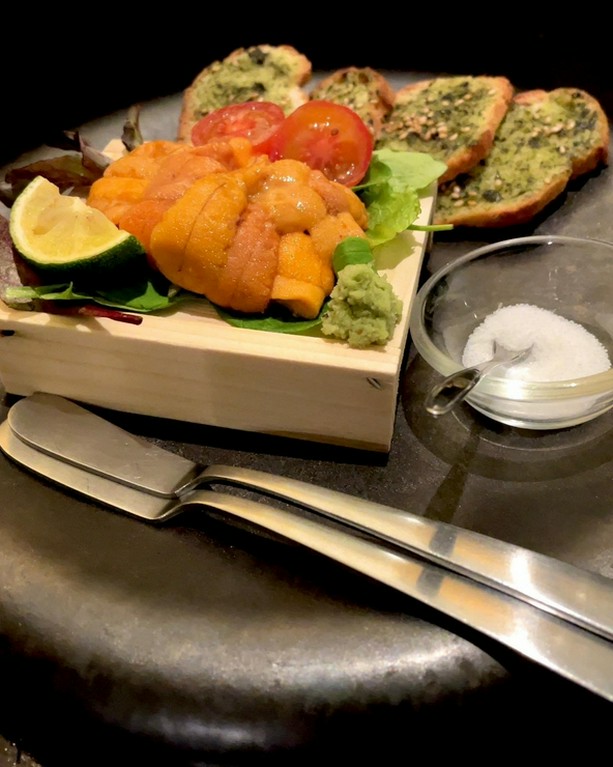 北海道産　ウニ、岩海苔のバケットを添えて