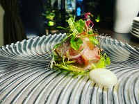 特別に仕入れした高級食材を使用した完全おまかせコースです。
