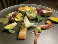 アミューズ
前菜盛り合わせ6~7種
パン
本日のパスタ（例、魚介のアクアパッツァソース）
特選豚ロース炭焼
