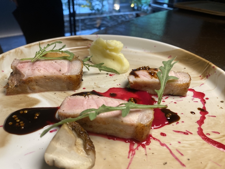 ◆ Course lunch ◆ The main dish is charcoal-grilled pork loin. For those who want to enjoy a course meal in a casual setting.