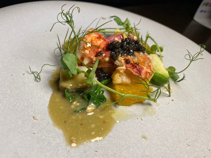 "Thực đơn omakase thịt đỏ tuyển chọn đặc biệt" gồm 8 món ăn được chế biến từ các nguyên liệu được chuẩn bị kỹ lưỡng.