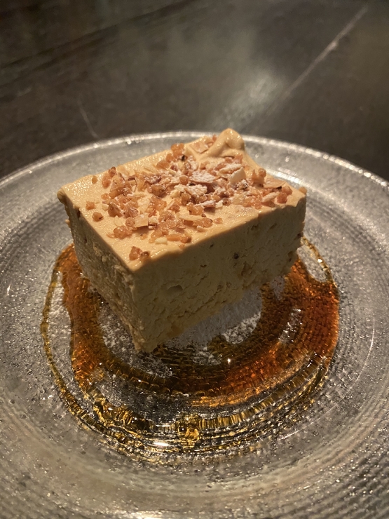 "Anniversary Course" for birthdays and anniversaries. A luxurious 8-course meal including a dessert with a congratulatory message