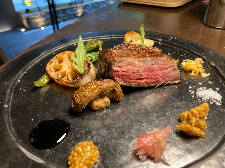 ◆Steak Lunch◆ A three-course meal consisting of an amuse bouche, an assortment of appetizers and charcoal-grilled premium red meat of specially selected Japanese black beef