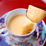 特に優れた飼育環境で育った牛からとれる牛乳として、2015年現在日本で4ヶ所しか
認定されていない京都のクローバー牧場の「特別牛乳」を入手。和三盆や天理の牧場で育った「卵」と合わせ、極上の『プリン』が誕生
