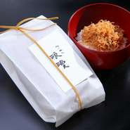 料理はすべて、添加物、化学調味料不使用。国産の添加物ゼロの調味料や、野菜も無農薬の物を使用しています。『ちりめん山椒』ももちろん無添加。お土産に大人気の品です。（100g、1080円／200g、2160円）