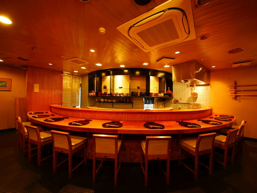 珍しい円形のカウンター席は、臨場感あるオープンキッチン