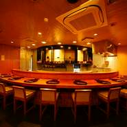 店主の包丁さばきを目で楽しみ、音や香りなど五感でも味わうことができるオープンキッチン。珍しい円形の形をしたカウンターが、洗練されたお洒落な雰囲気をかもしだしています。