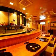 一品一品、真心こめてつくりあげる極上の料理は、大切な接待やデートなどにもおすすめです。一度訪れたらまた通いたくなる魅力。それは料理の美味しさはもちろん、店主の温かな人柄からも伝わります。