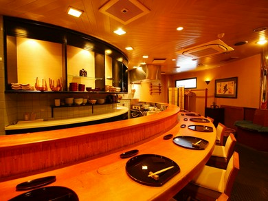 ゆったりとしたカウンターのみの店内でくつろぎの時間を