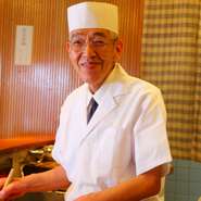 365日休むことなく料理一筋に生きる店主。上質な食材を探し、丁寧に手をかけ美味しく調理する事への喜びが、笑顔にあふれます。訪れた方の「美味しいね」と楽しむ姿に、その喜びは倍増するそう。