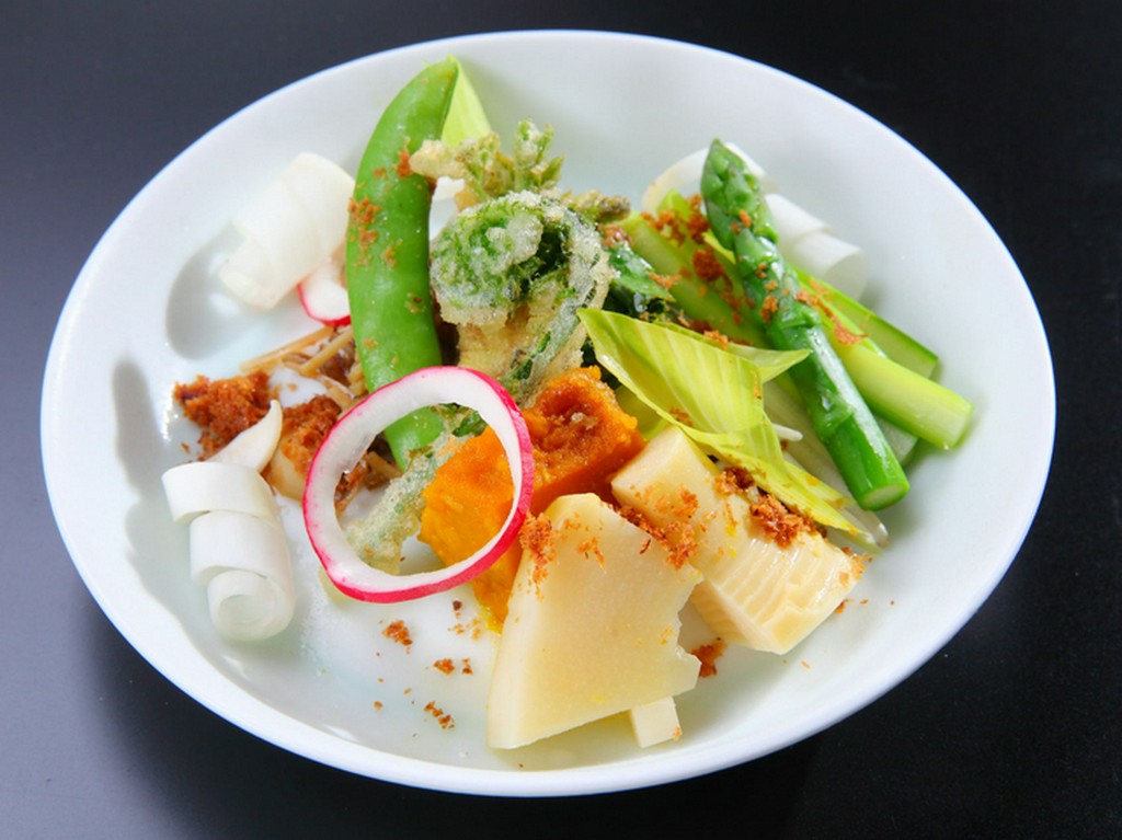 旬野菜をたっぷりと『季節の山菜盛り合わせ』