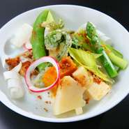 おひたしや天ぷらなど、12種類の山菜を、様々に調理。ふんわり香る木の芽味噌とふきのとう味噌で召し上がってみてください。