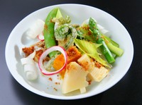 おひたしや天ぷらなど、12種類の山菜を、様々に調理。ふんわり香る木の芽味噌とふきのとう味噌で召し上がってみてください。