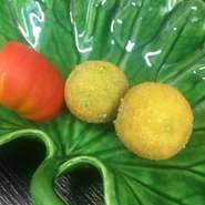 コロンとした可愛いい見た目も楽しい、季節の一品。つなぎを一切使わずに うすい豆100％で作っているところがポイントです。