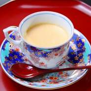 京都のクローバー牧場の「特別牛乳」と和三盆、天理産卵だけでつくった 『自家製プリン』。カラメルは讃岐の黒糖を使用し、絶妙なほろ苦さ。 『プリン』の味わいを更に深めます。 