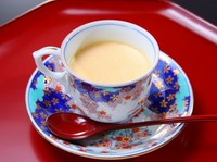 京都のクローバー牧場の「特別牛乳」と和三盆、天理産卵だけでつくった 『自家製プリン』。カラメルは讃岐の黒糖を使用し、絶妙なほろ苦さ。 『プリン』の味わいを更に深めます。 