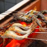 夏の間、ほんのわずかな期間しかメニューに並ぶことのない『鮎の塩焼』。天然だからこその味をお楽しみ下さい。全体を香ばしく焼き上げているので、骨ごと食べられます。わたの苦みも絶品。