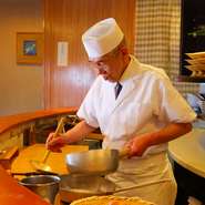 「美味しい」と共に「楽しい」。そう思っていただける雰囲気を大切に、笑顔での接客を心がけています。私自身が料理を楽しみ、お客様との時間を楽しんでいます。日々感謝の心で挑戦するのみです。