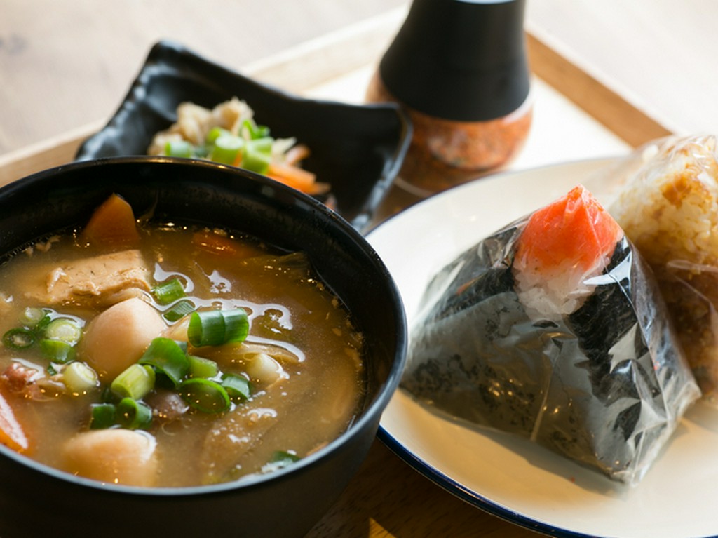 仙台味噌をつかった宮城のソウルフード『宮城風芋煮セット』　選べるおにぎり2個