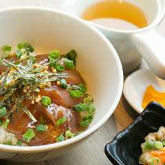 気仙沼で水揚げされた上質なマグロの『漬けマグロのだし茶漬け』